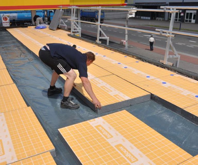 Projectfoto van een plat dak wat wordt geïsoleerd met PolyTop HR Flex dakisolatieplaten.