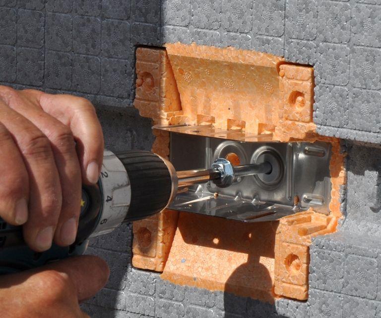 Close-up van de beugel die geschroefd wordt op het SlimFort gevelisolatieplaat. 