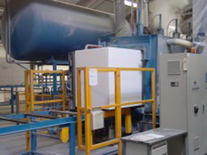 Foto van productie waar de blok gekanteld door de machine gaat om te snijden. 