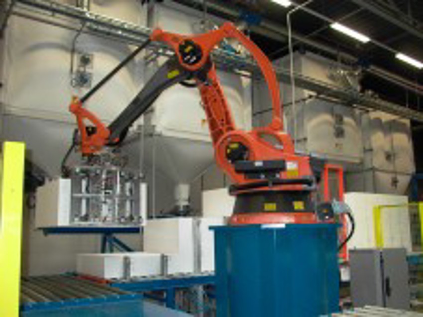 Foto uit productie waarbij een robot een stapel gesneden EPS platen van de productieband haalt. 
