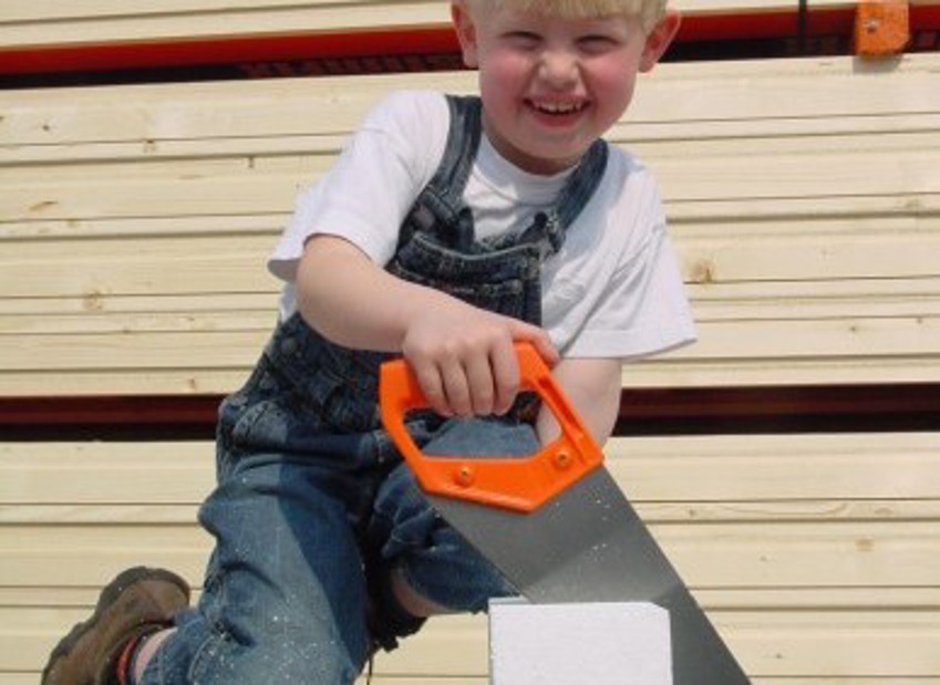 Foto van een kind met een zaag die eenvoudig een stuk EPS doormidden zaagt. 