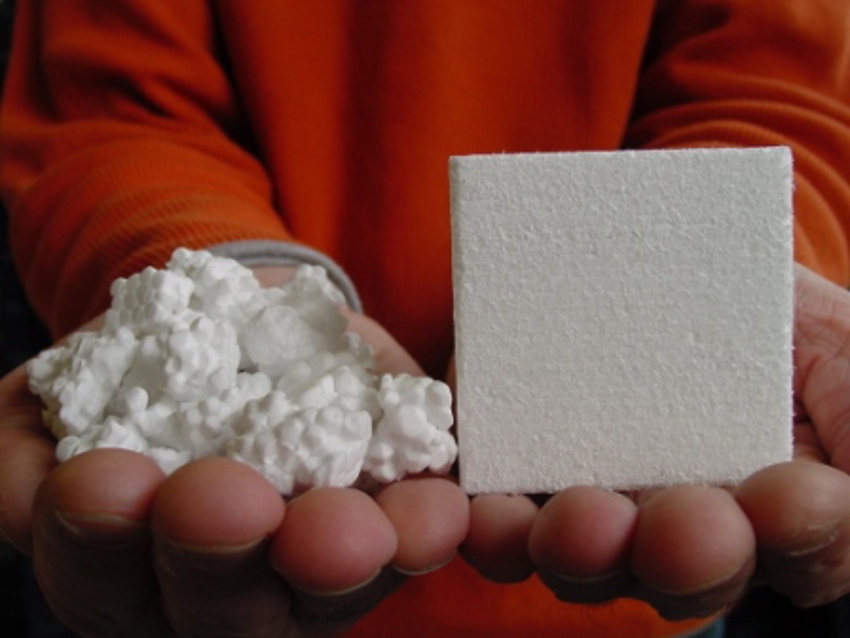 Foto van een persoon die in de ene hand EPS recyclemateriaal en in de andere hand EPS vormdeel heeft. 