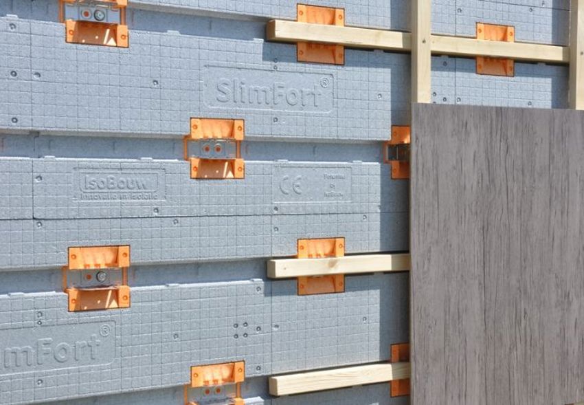 Horizontaal geplaatste SlimFort gevelisolatie met raamwerk en bekleding van geperste minerale wol.