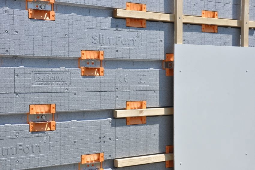 Horizontaal geplaatste SlimFort gevelisolatie met houten raamwerk en vezelcementplaten als bekleding.