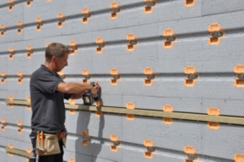 Projectfoto van stap 2 is het monteren van het houten raamwerk op de SlimFort isolatieplaat. 