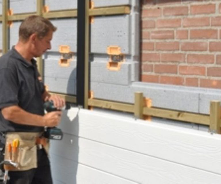 Projectfoto van stap 3 is het bevestigen van de afwerking op het houten raamwerk van SlimFort isolatie.