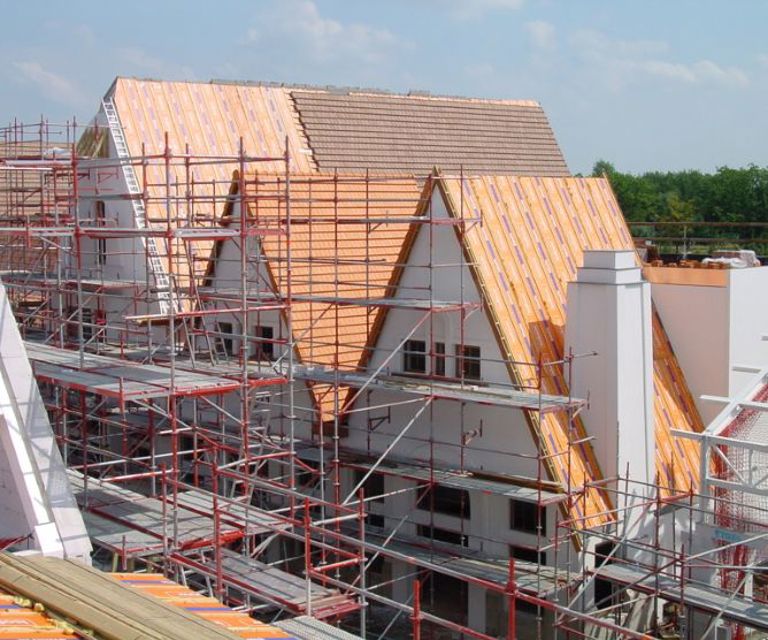 Projectfoto van een woonwijk die SlimFix dakelementen op het dak hebben liggen. 