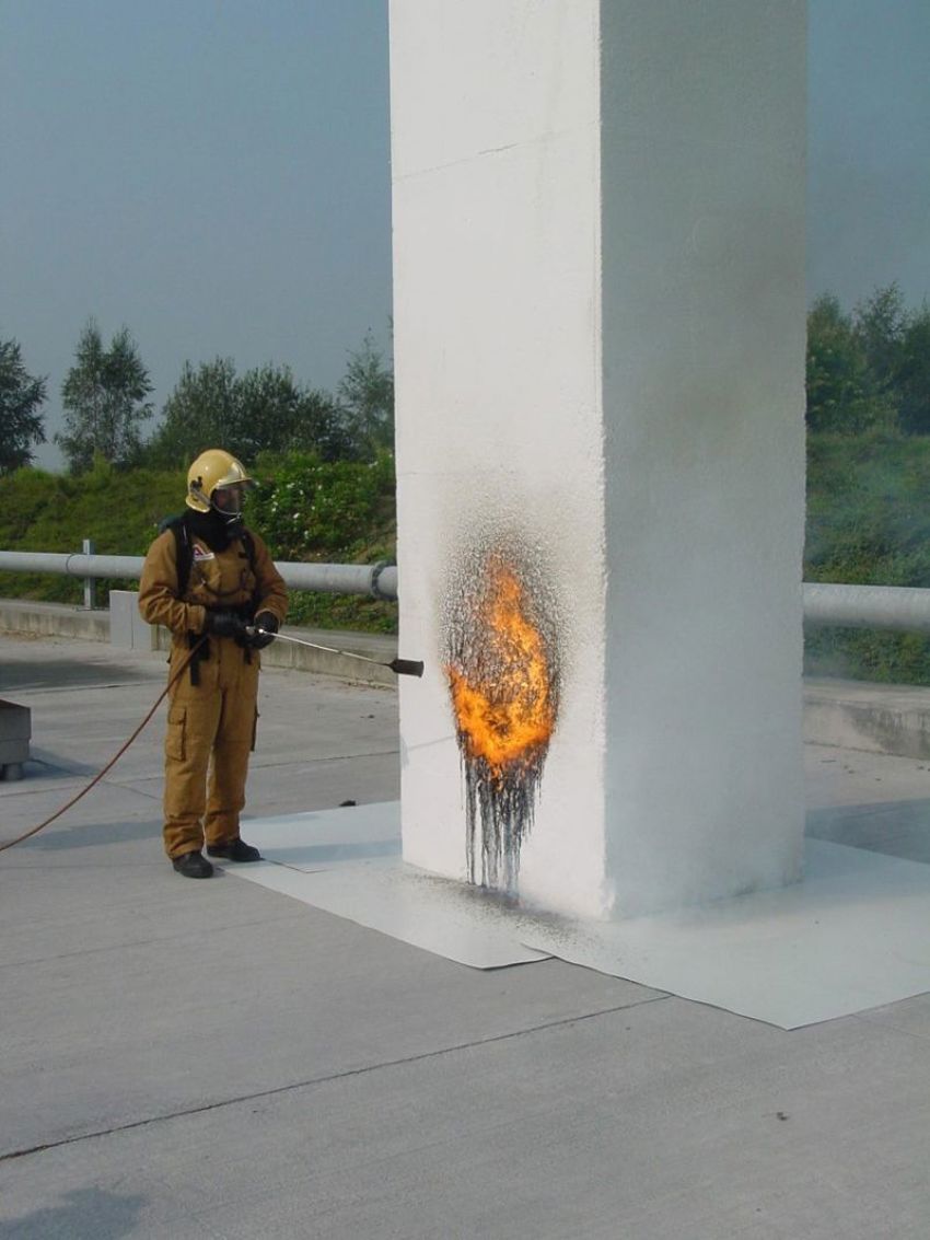 Foto van een proef met rechtstreekse vuurbelasting op een blok EPS-SE uitgevoerd door de brandweer.