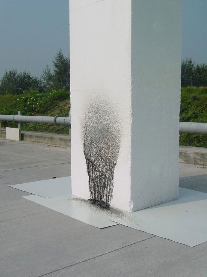 Foto van een kale blok EPS-SE die plaatselijk gesmolten is na rechtstreekse vuurbelasting.