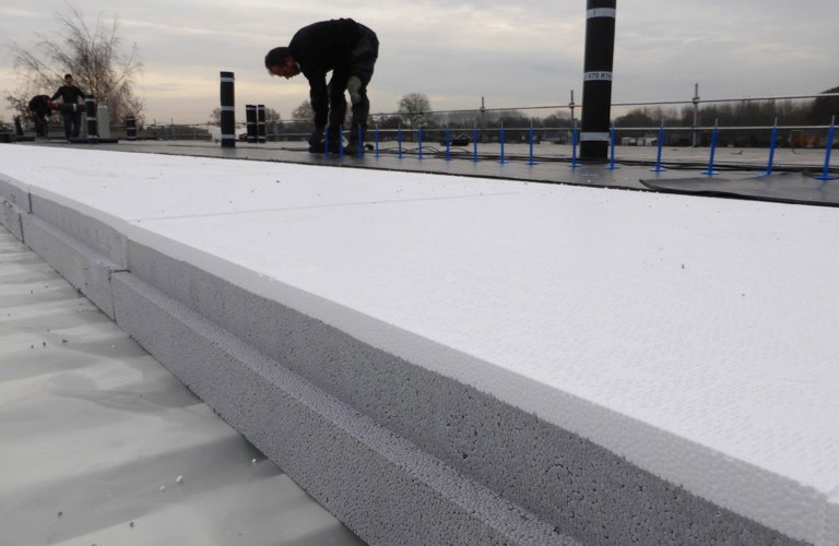 Close up van PowerTop Protect isolatieplaten op het plat dak, met sponning en 2 soorten materialen.