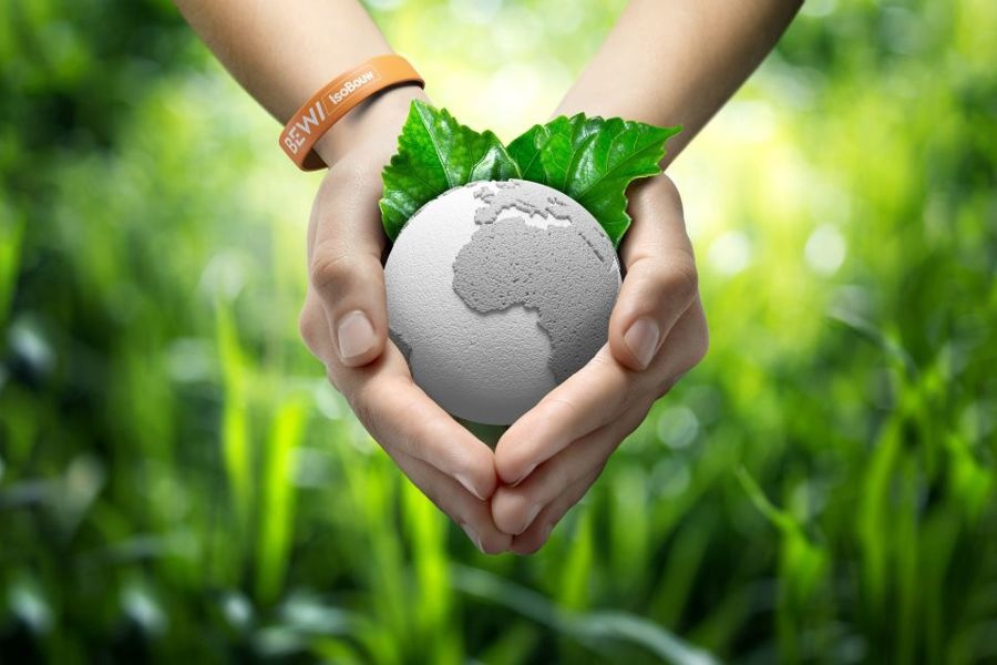 Afbeelding van 2 handen die een wereldbol van EPS vasthouden en met een armband van BEWI IsoBouw. 