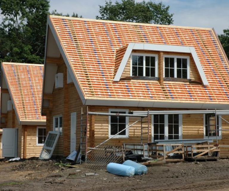 Projectfoto van 2 identieke woningen met SlimFix dakelementen op het hellende dak. 