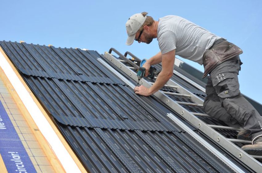 Projectfoto waarbij een dakdekker een solar module bevestigd op een SlimFix RenoTwin dakelement.