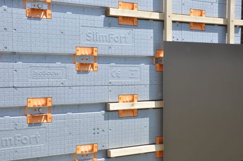 Horizontaal geplaatste SlimFort gevelisolatie met houten raamwerk en composietplaat als bekleding.