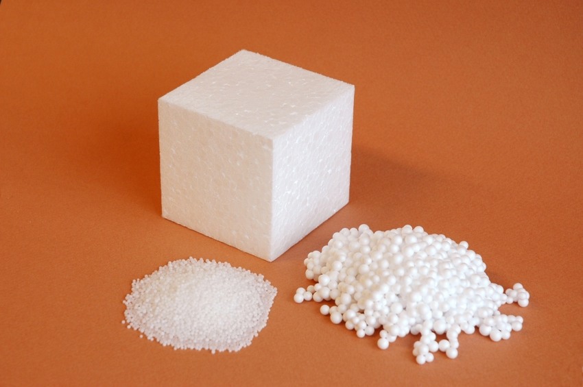 Foto van 3 vormen van witte EPS; als grondstof, geexpandeerd polystreen als parels en als vormdeel.